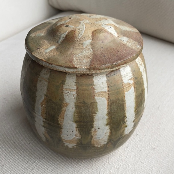 GORGEOUS HANDMADE POTTERY COOKIE/ LIDDED JAR Circa 1973